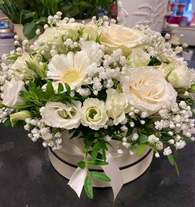 White Sophistication - A modern arrangement presented in a hatbox in all white with complimentary foliage. This is sure to impress! Created and delivered by Moody Cows Florist in Carluke. Please note: the colour of the hatbox may vary.